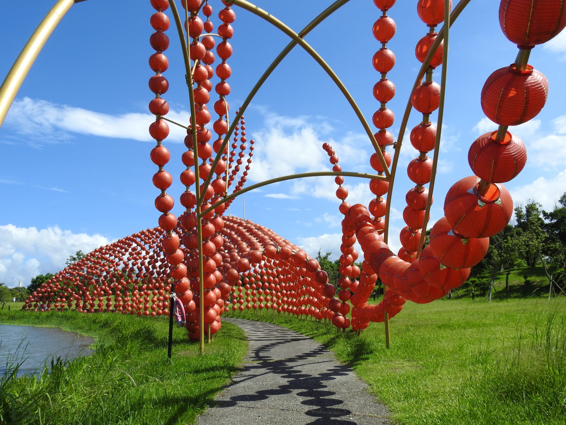 The fish-shaped red lantern tunnel looks like a miraculous big golden fish swimming in the water of the pond in the evening. (Image: Billy Shyu/ Vision Times)