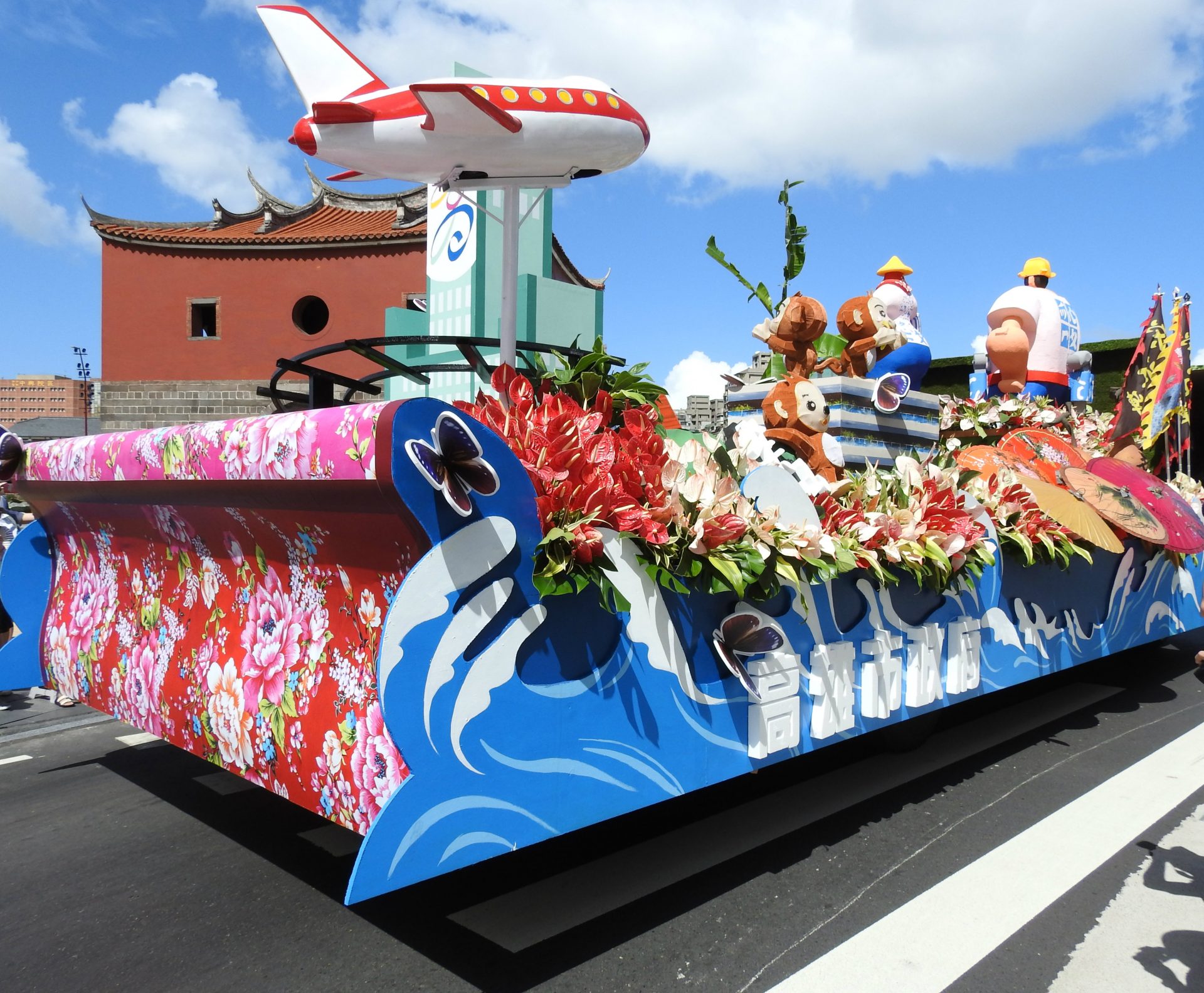 The float presented by the Kaohsiung City Government is covered with models of purple crow butterflies. (Image: Billy Shyu/ Vision Times)