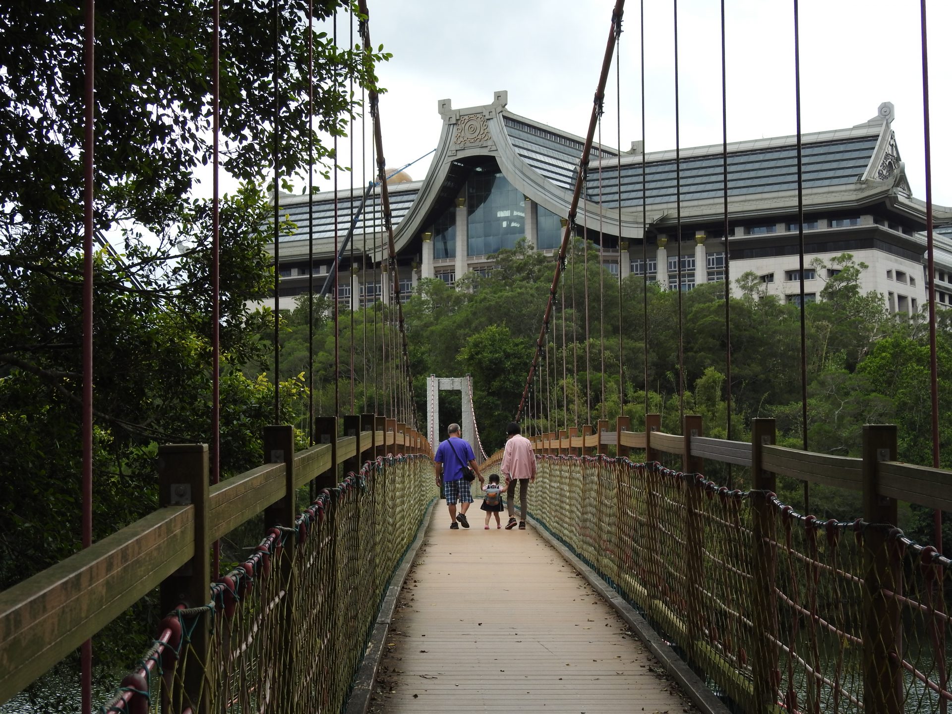 A suspension bridge in Ermei (峨嵋) is leading to a newly established Buddha college. (Image: Billy Shyu/ Vision Times)