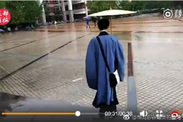 The student hopes he can continue to wear his costume, even when he goes out and that his “future girlfriend can accept it.” (Image Credit.: Screenshot/ Weibo/Chinese Media想見你在最美的臺灣 , s.weibo