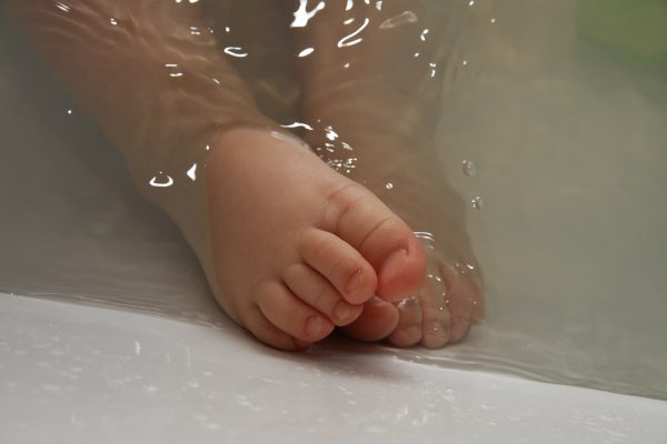 Frequent foot baths may cause children under 10 to develop a loose plantar ligament and consequently flatfeet. (Image: pixabay / CC0 1.0)