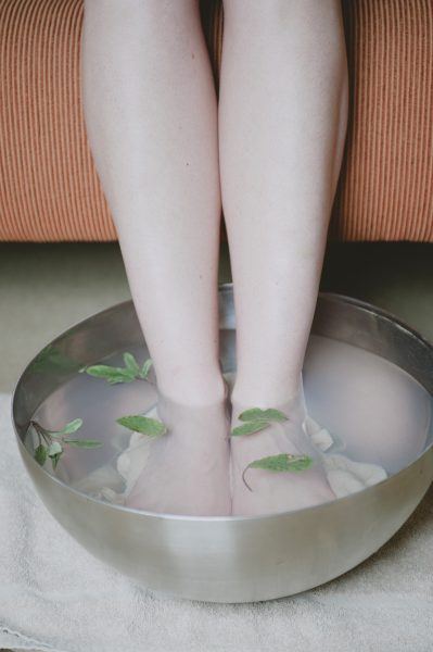 As the air becomes cooler with the changing season, an occasional foot bath can charge you and help to prevent illnesses. (Image: pixabay / CC0 1.0)