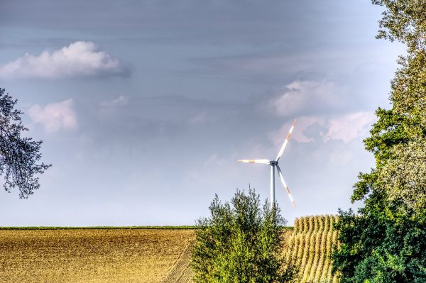 Turbines are designed to turn the spinning of the rotor blades into electricity, but how does that work? (Image: pixabay / CC0 1.0)
