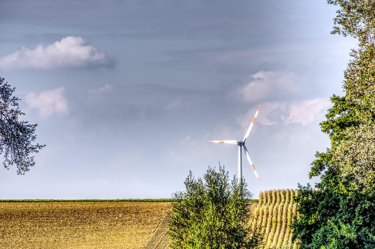 Turbines are designed to turn the spinning of the rotor blades into electricity, but how does that work? (Image: pixabay / CC0 1.0)