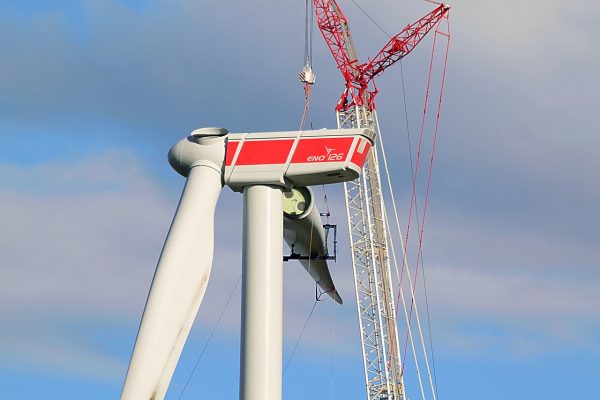 Most turbines will be made up of three similar pieces — a tower, a nacelle, and a set of rotor blades. (Image: pixabay / CC0 1.0)