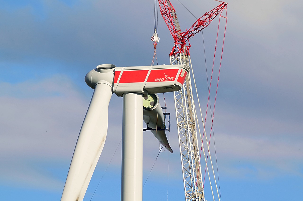 Most turbines will be made up of three similar pieces — a tower, a nacelle, and a set of rotor blades. (Image: pixabay / CC0 1.0)