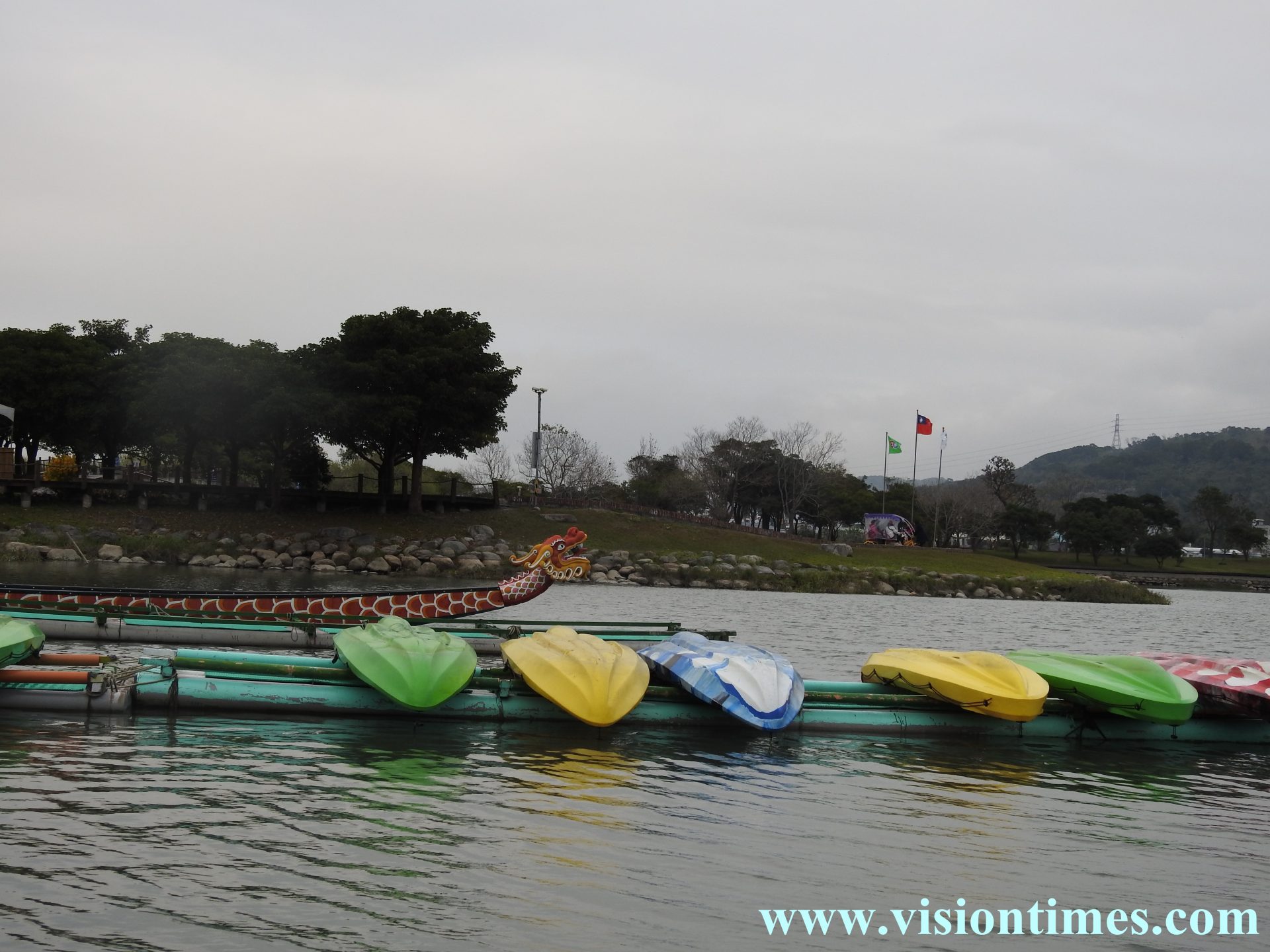 Visitors can have a boat ride at Dapo Pond (大坡池), and bike on the trails around the Pond. (Image: Julia Fu / Vision Times)
