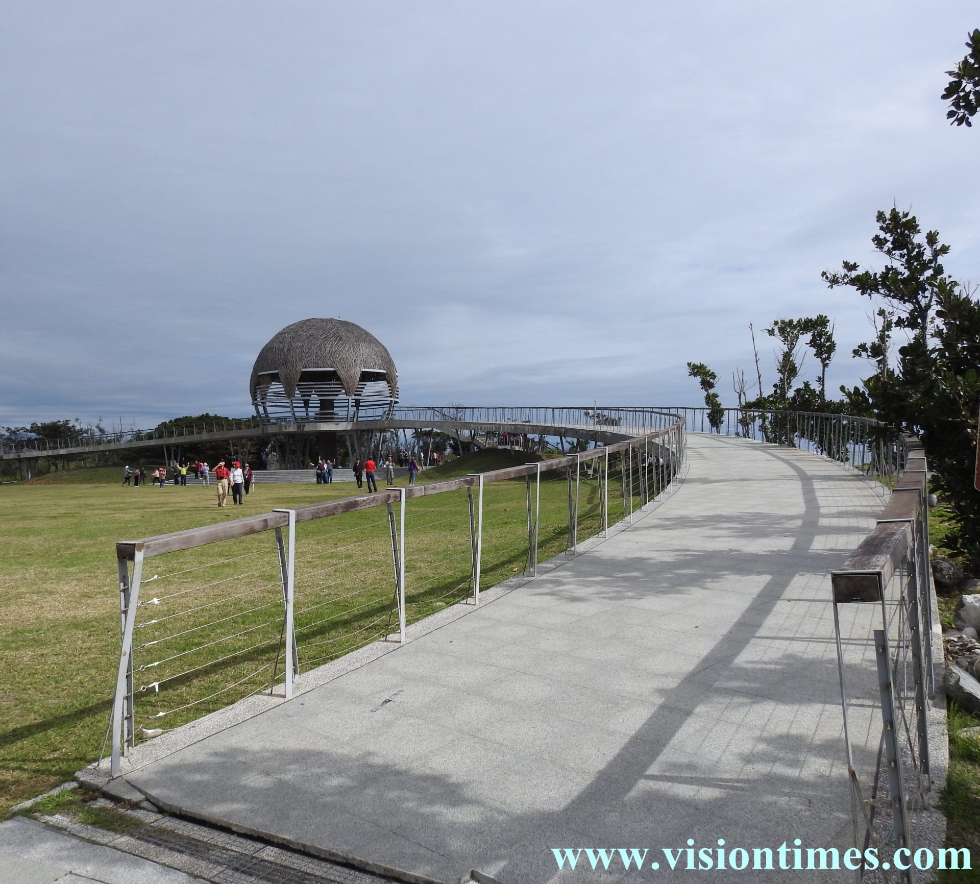 The International Landmark with a round roof composed of bamboo and rattan is the icon of Taitung Seashore Park. (Image: Billy Shyu / Vision Times)