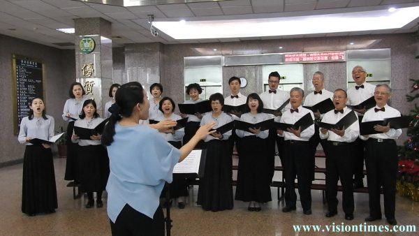 Taiwan's Customs Choir performs a classical Taiwanese song “Bon Voyage (快樂的出帆)" at the New Year flash mob. (Image: Billy Shyu / Nspirement)