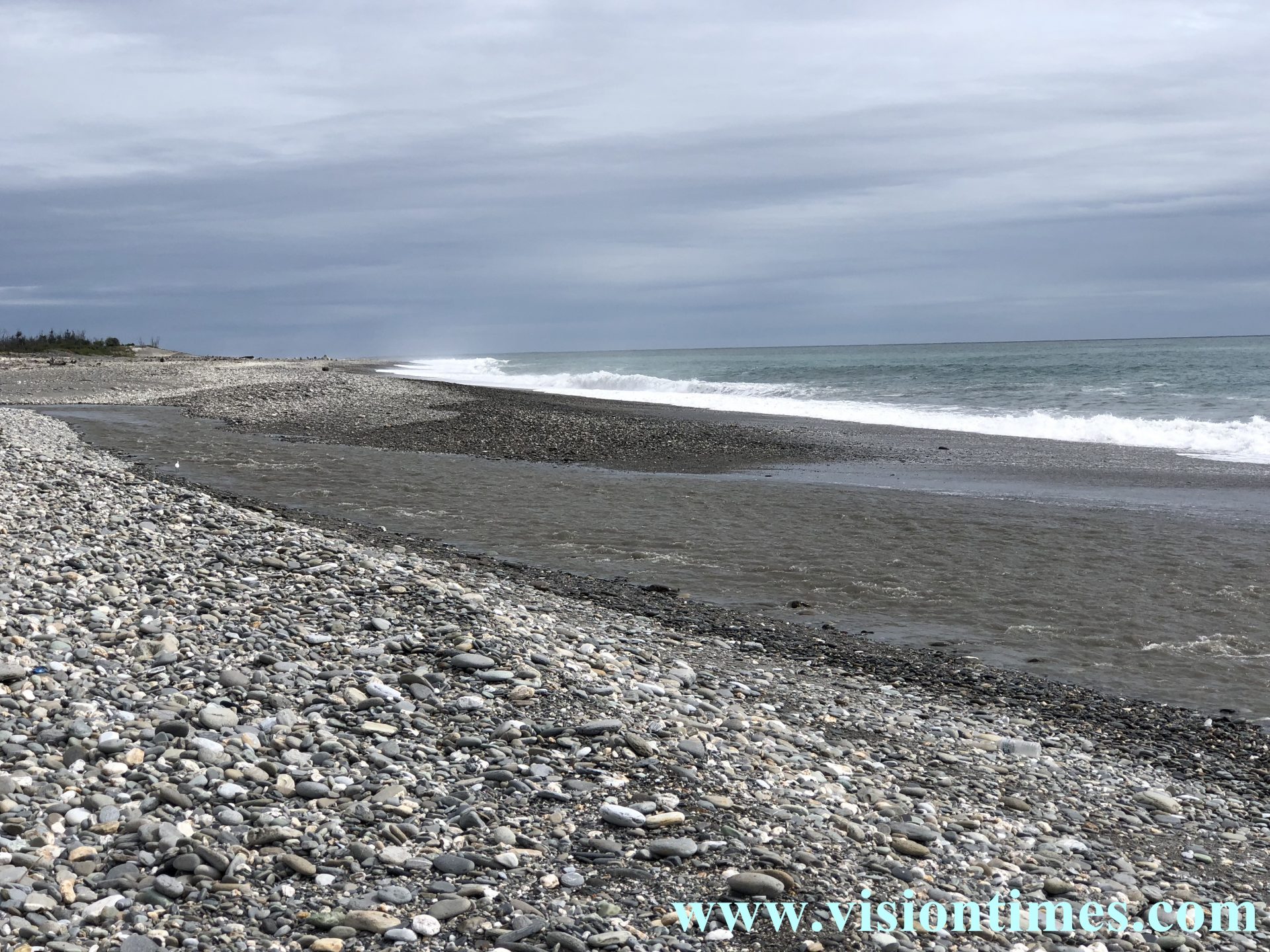 There are numerous rocks with striking shapes in various sizes along the seashore at Taitung Seashore Park. (Image: Billy Shyu / Vision Times)