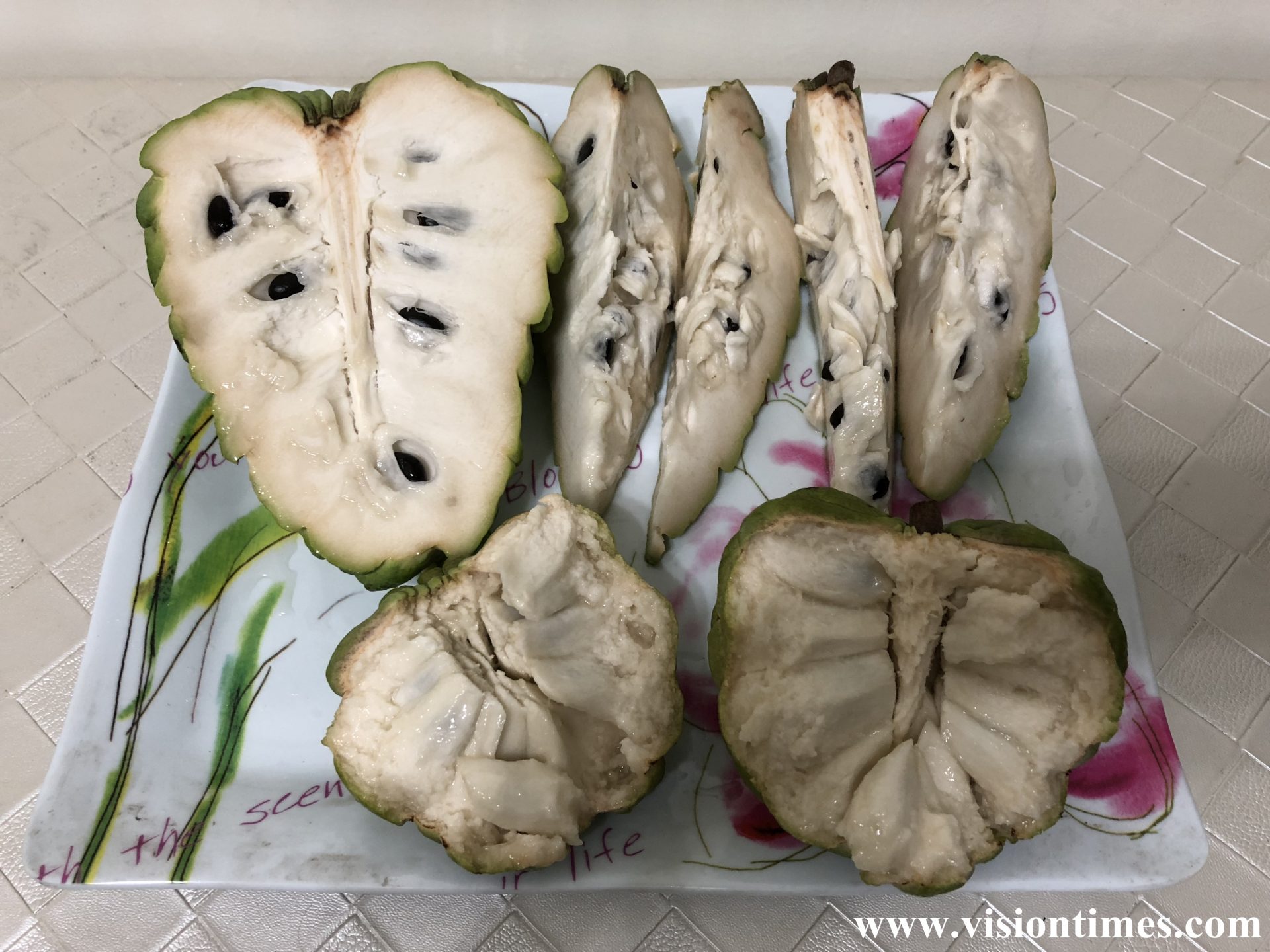 Sugar apple is high in protein and carbohydrates and rich in calcium, vitamin C, phosphorus, potassium and magnesium. (Image: Billy Shyu / Vision Times)