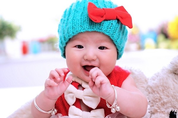 A one year-old child seeks a sense of security only their parents can provide. (Image:pixabay.com)