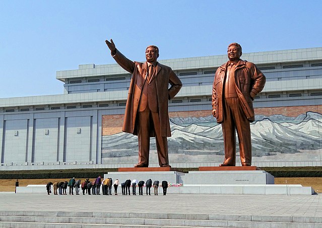 All tour groups are asked to solemnly bow and lay flowers on one or two occasions in front of statues of Kim Il Sung when visiting monuments of national importance. (Image: Bjørn Christian Tørrissen via wikimedia / CC BY-SA 3.0)