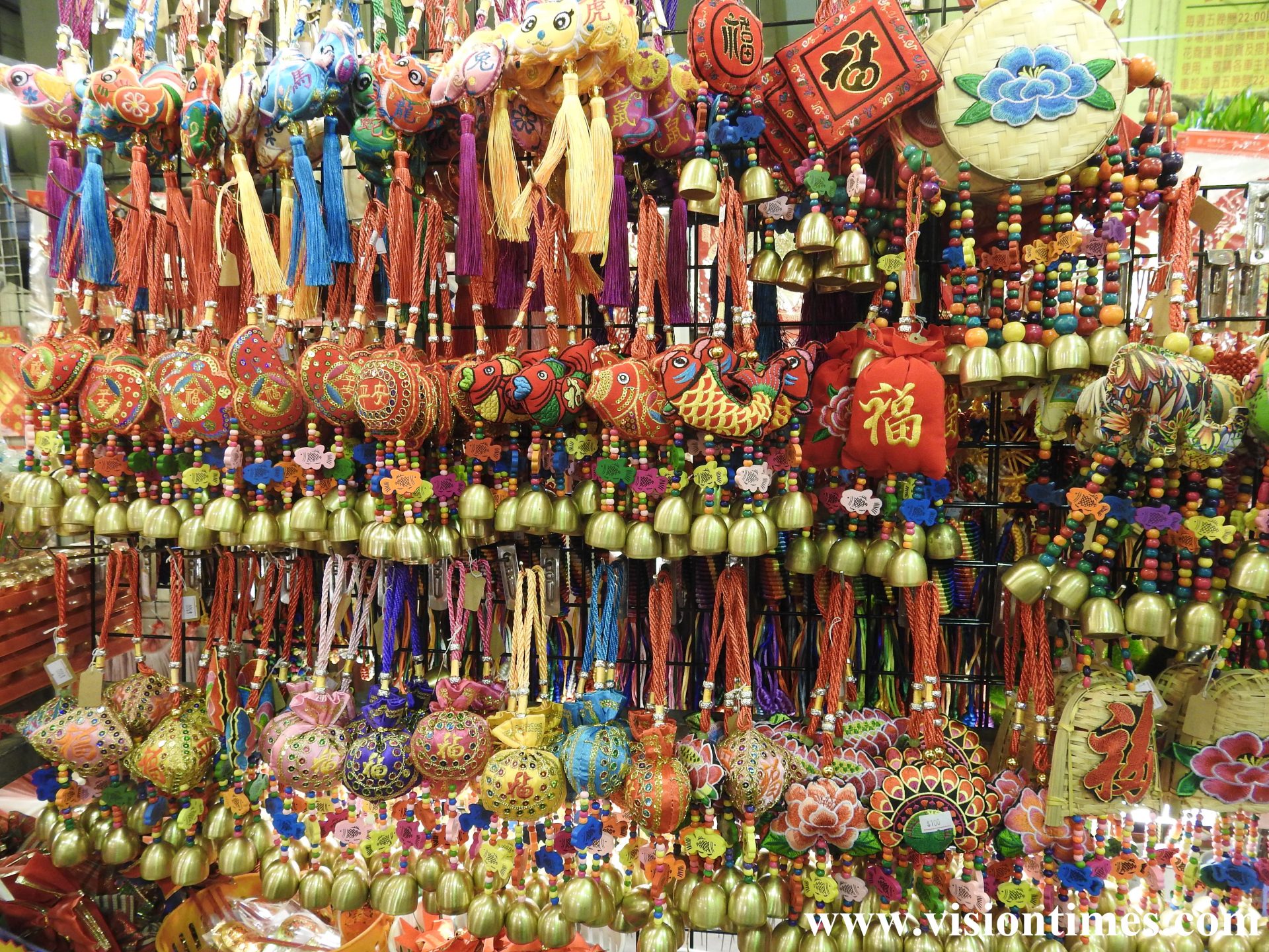 Jianguo Holiday Flower Market also sells various items for Lunar New Year decorations. (Image: Billy Shyu / Vision Times)