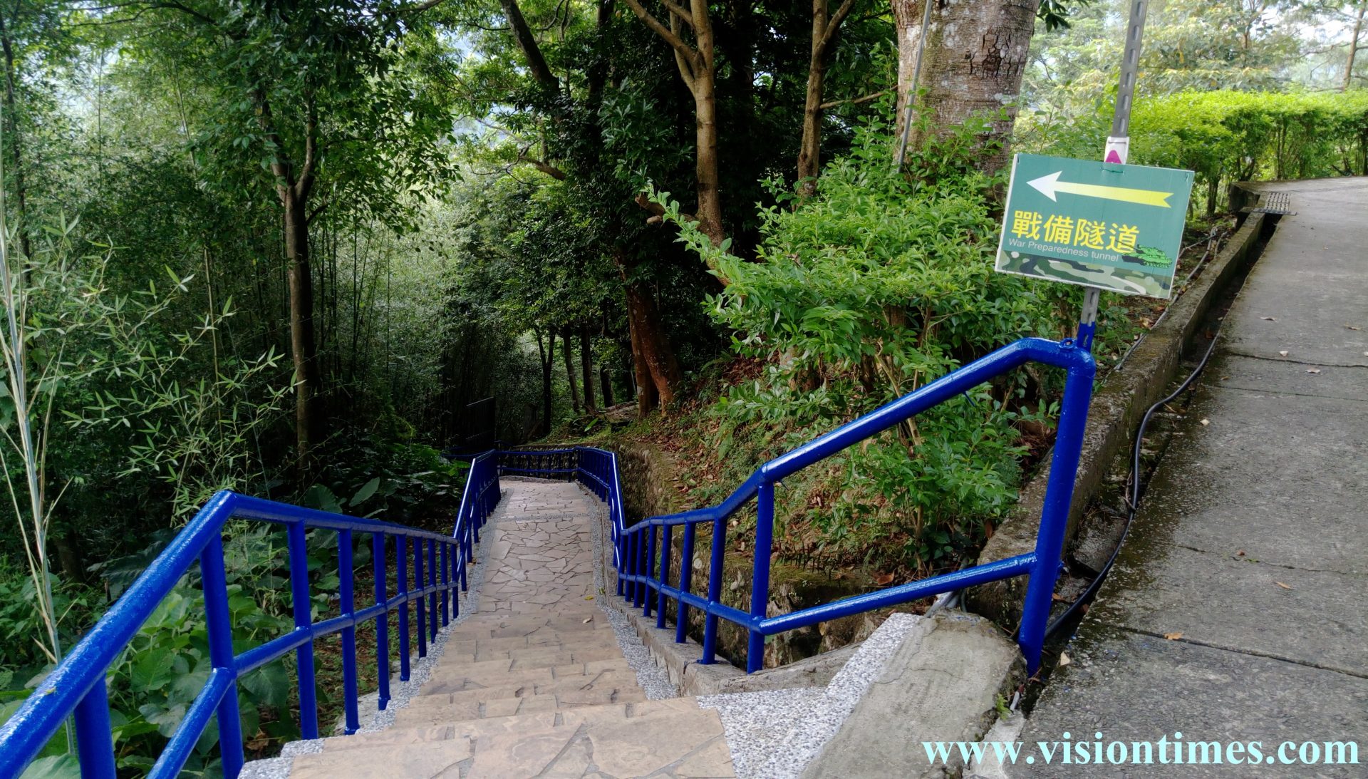The footpath leading to the mysterious military tunnel from Jiabanshan Guesthouse (Image: Billy Shyu / Vision Times)