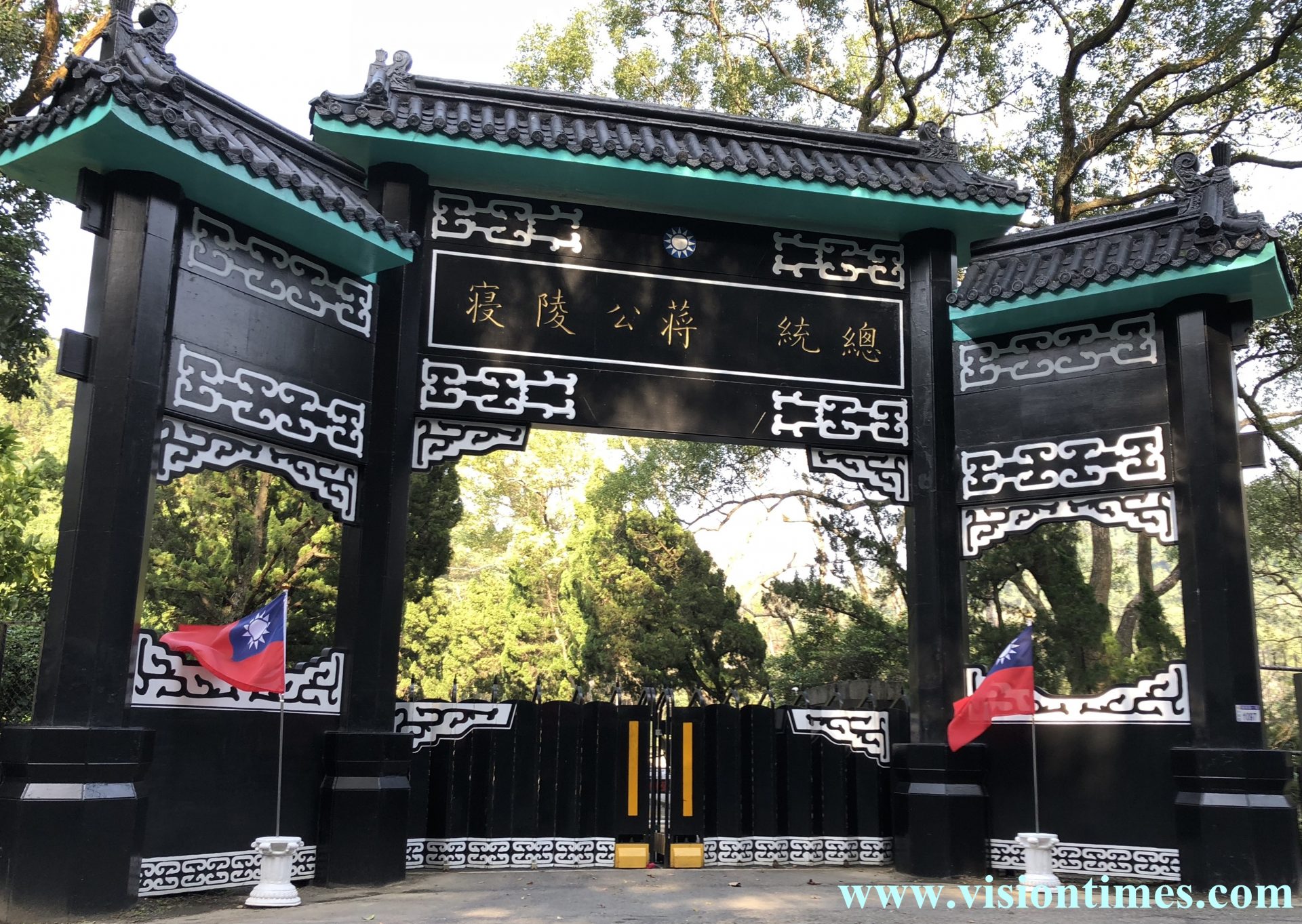Cihu Guesthouse (慈湖賓館) was renamed Cihu Mausoleum (慈湖陵寑) after it became the temporary resting site of Chiang Kai-shek's remains in 1975. (Image: Billy Shyu / Vision Times)