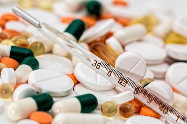 Rest and fluid intake are suggested along with cold remedies which include decongestants and antihistamines. These remedies do not cure, but rather alleviate the symptoms. (Image: via pixabay / CC0 1.0)