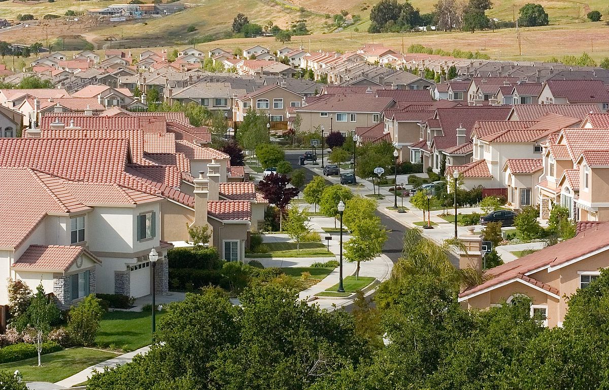 A tract housing development in San Jose, California. (Image: via wikimedia CC BY-SA 2.5)