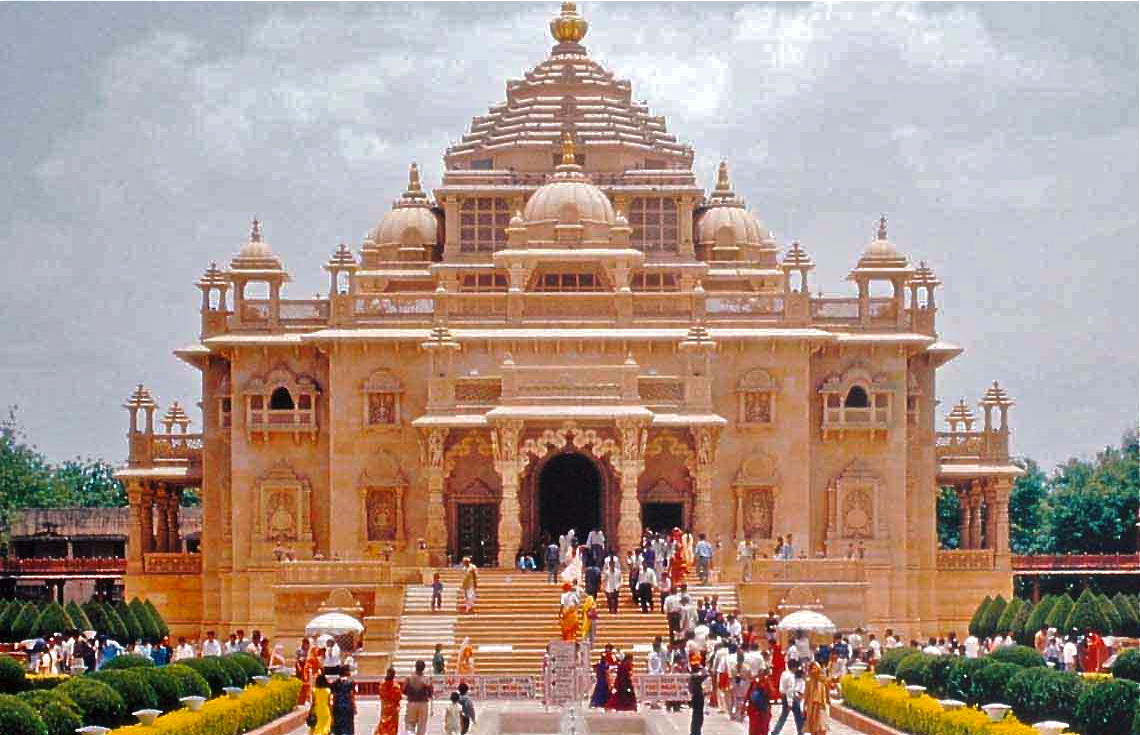 The Akshardham Temple, located only 30 minutes from the city, is another splendid complex built with gorgeous sandstone. (Image: Harsh4101991 via wikimedia CC BY-SA 3.0)
