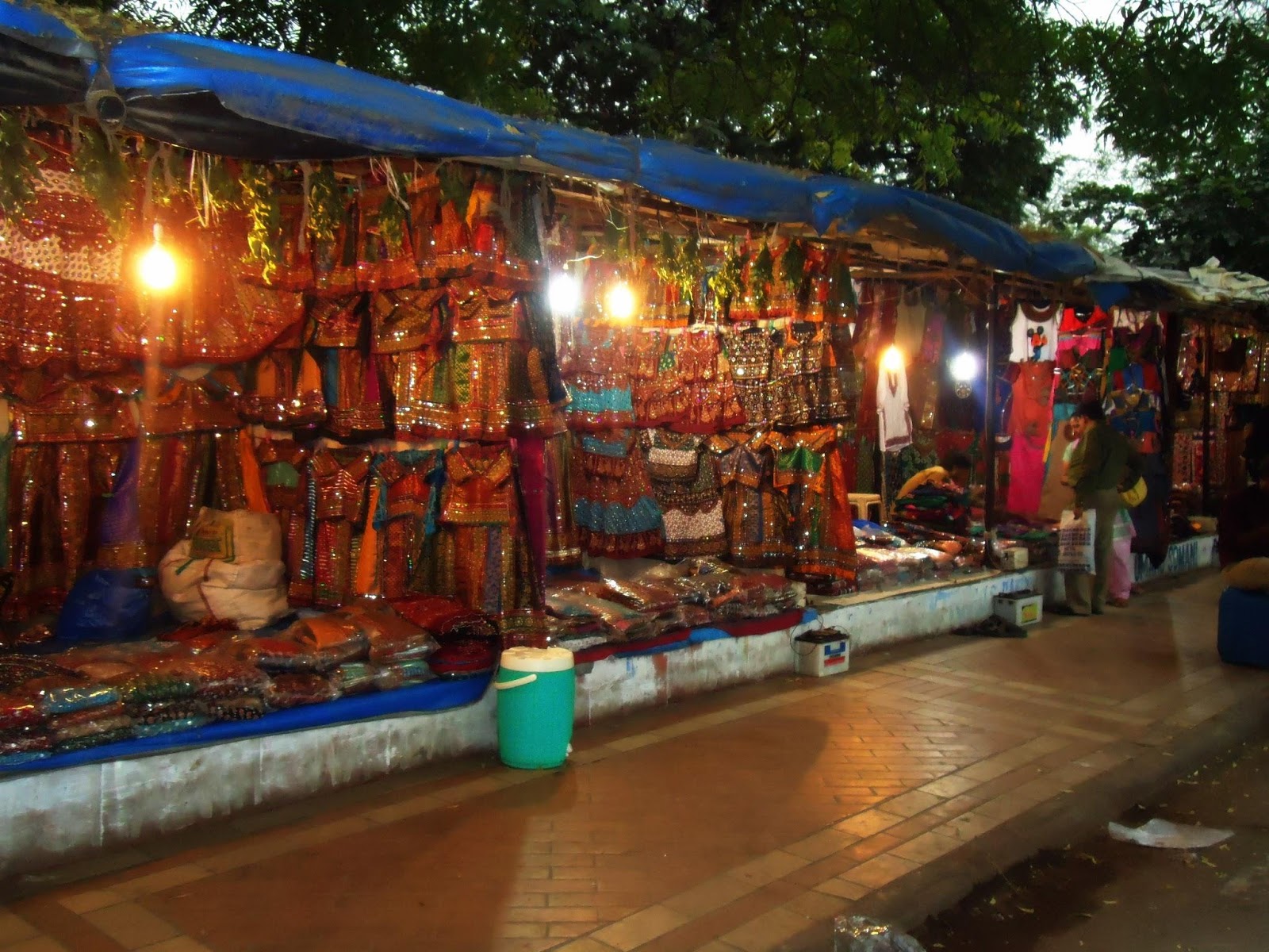 There is a wide network of shopping streets in the city where you can find traditional dresses, souvenirs, and local artwork. (Image: Jaimil joshi via wikimedia CC BY-SA 3.0)