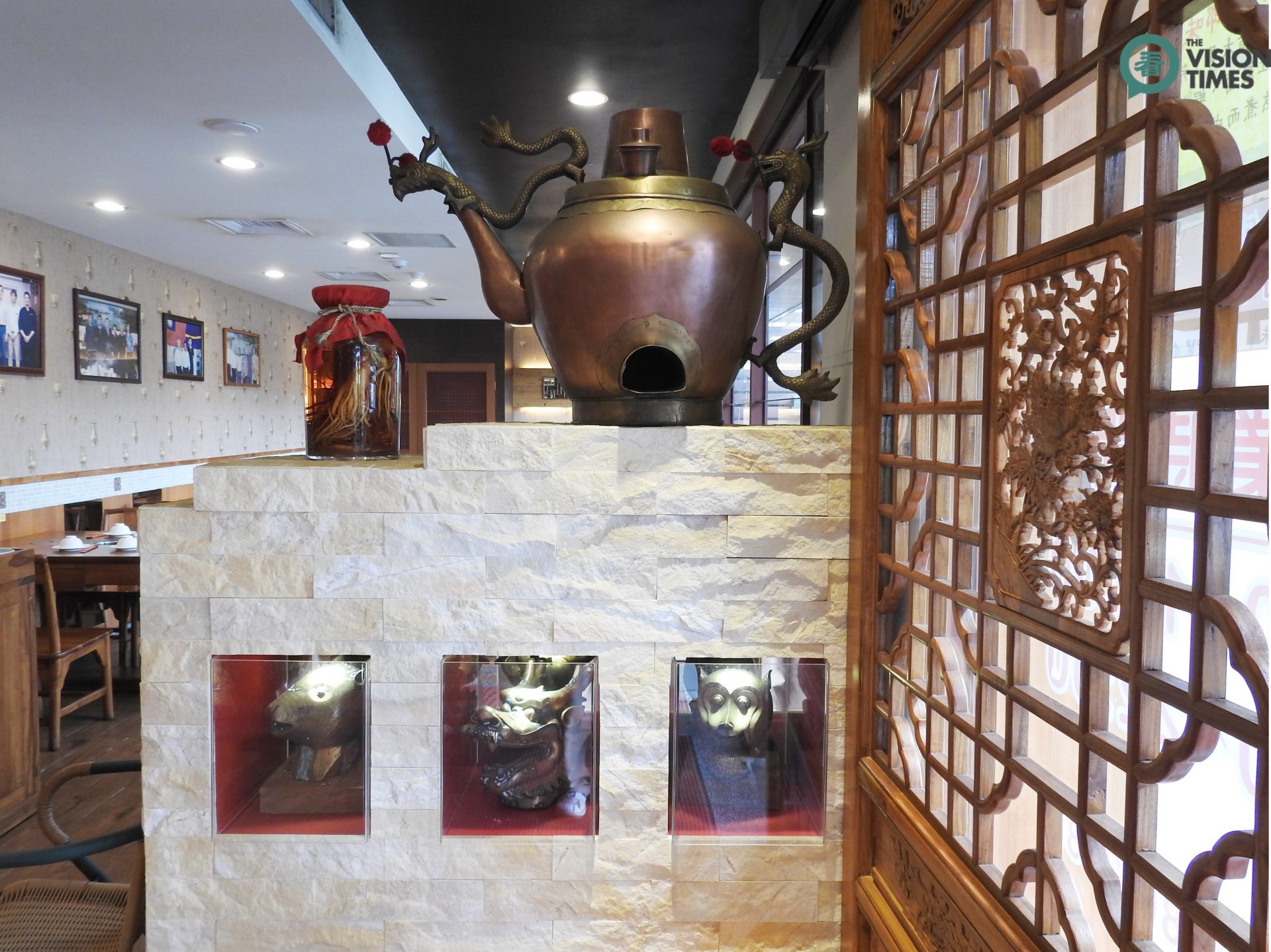 Some handpicked articles and decorations give the setting an ancient touch. (Image: Billy Shyu / Vision Times)