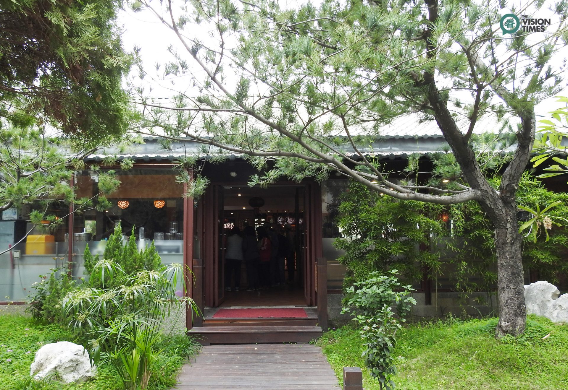 There is an elegantly arranged tiny garden with lush pine trees behind the restaurant. (Image: Billy Shyu / Vision Times)