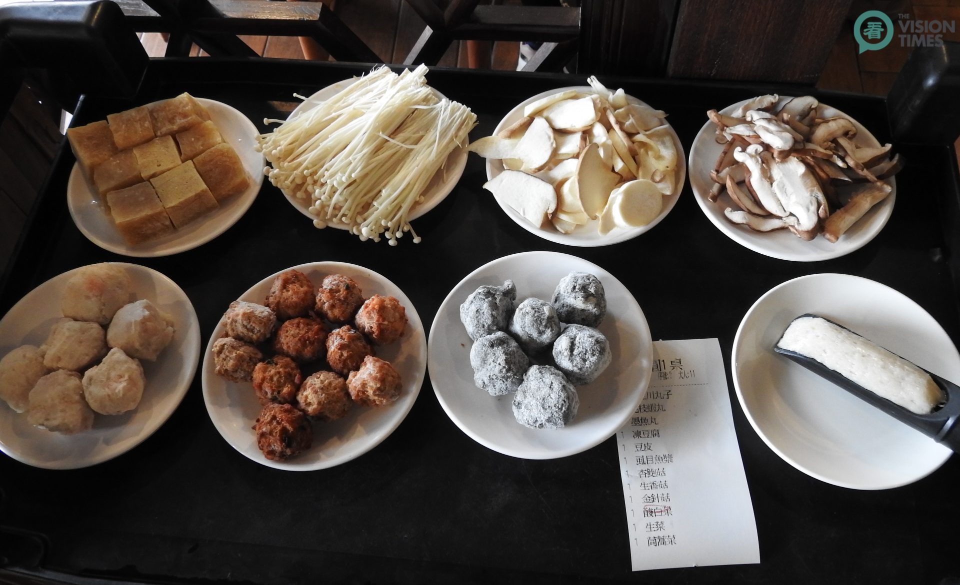 In addition to meat and vegetables, a variety of other ingredients are popular for hot pot. (Image: Billy Shyu / Vision Times)