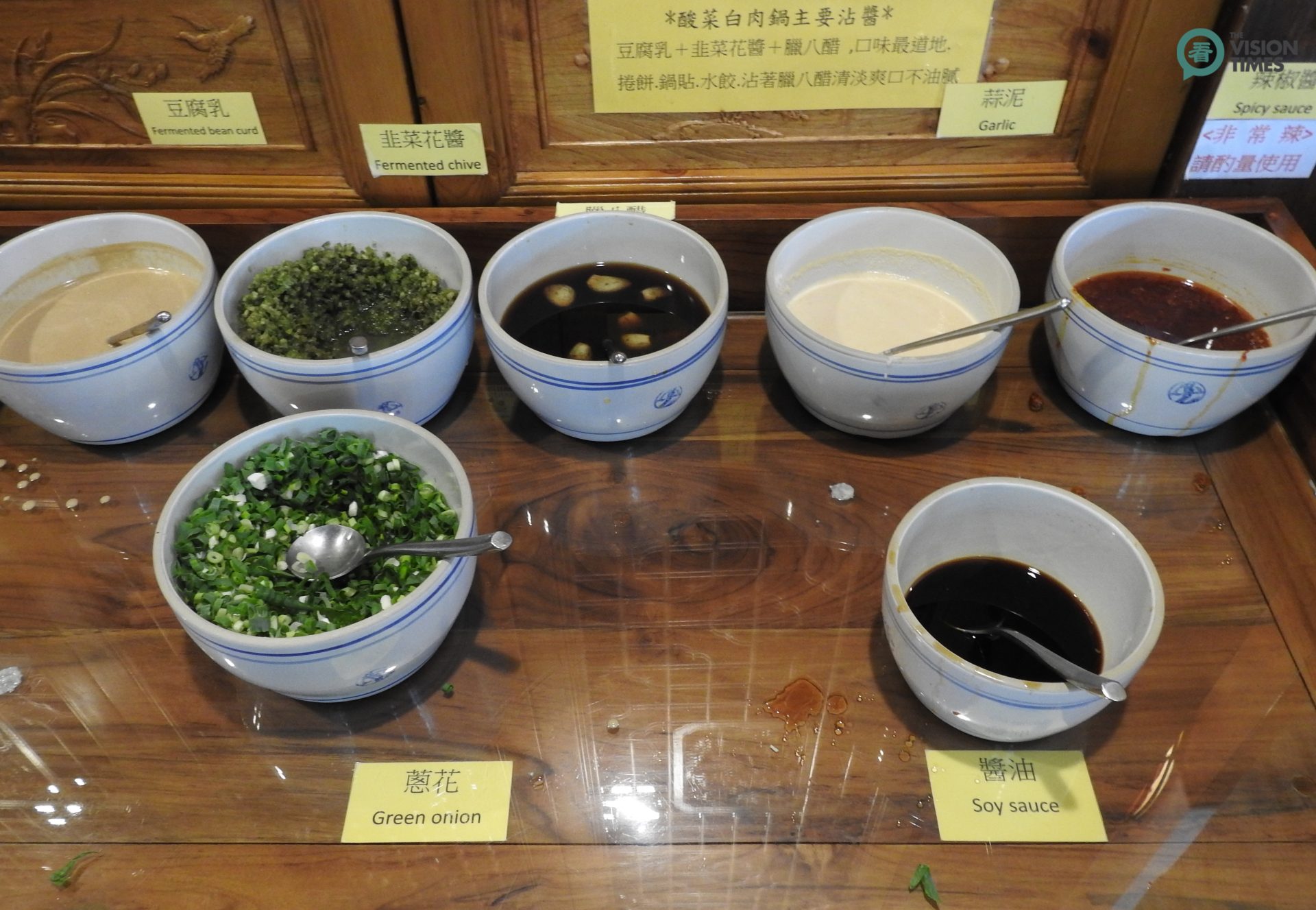 Dipping sauce is something indispensable for eating hot pot. (Image: Billy Shyu / Vision Times)