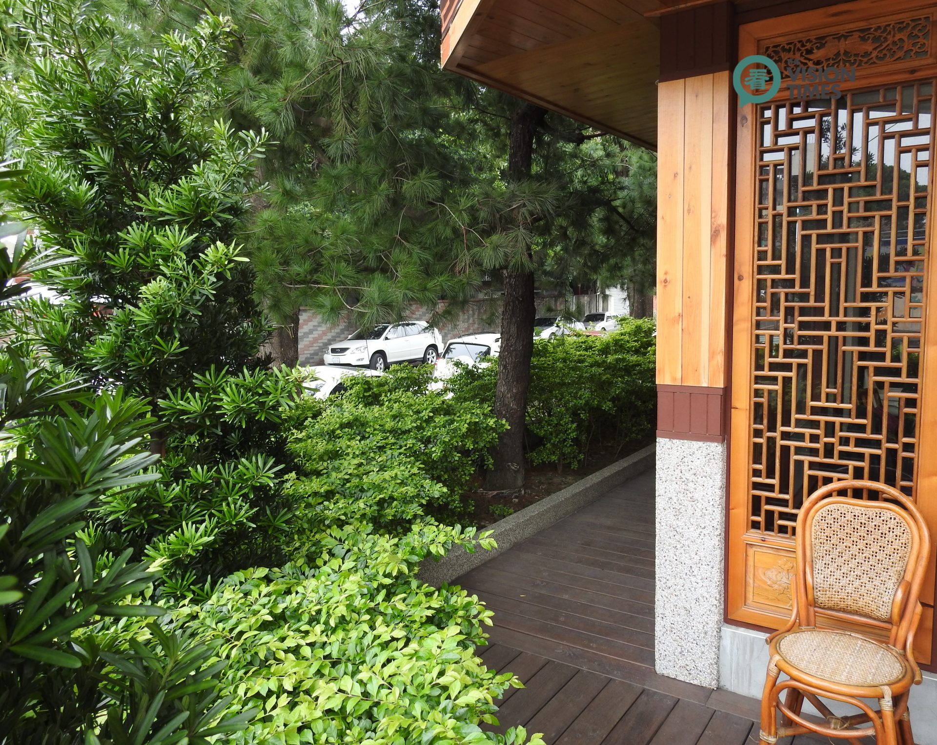 The restaurant is like a tiny palace surrounded by lush pine trees. (Image: Billy Shyu / Vision Times)
