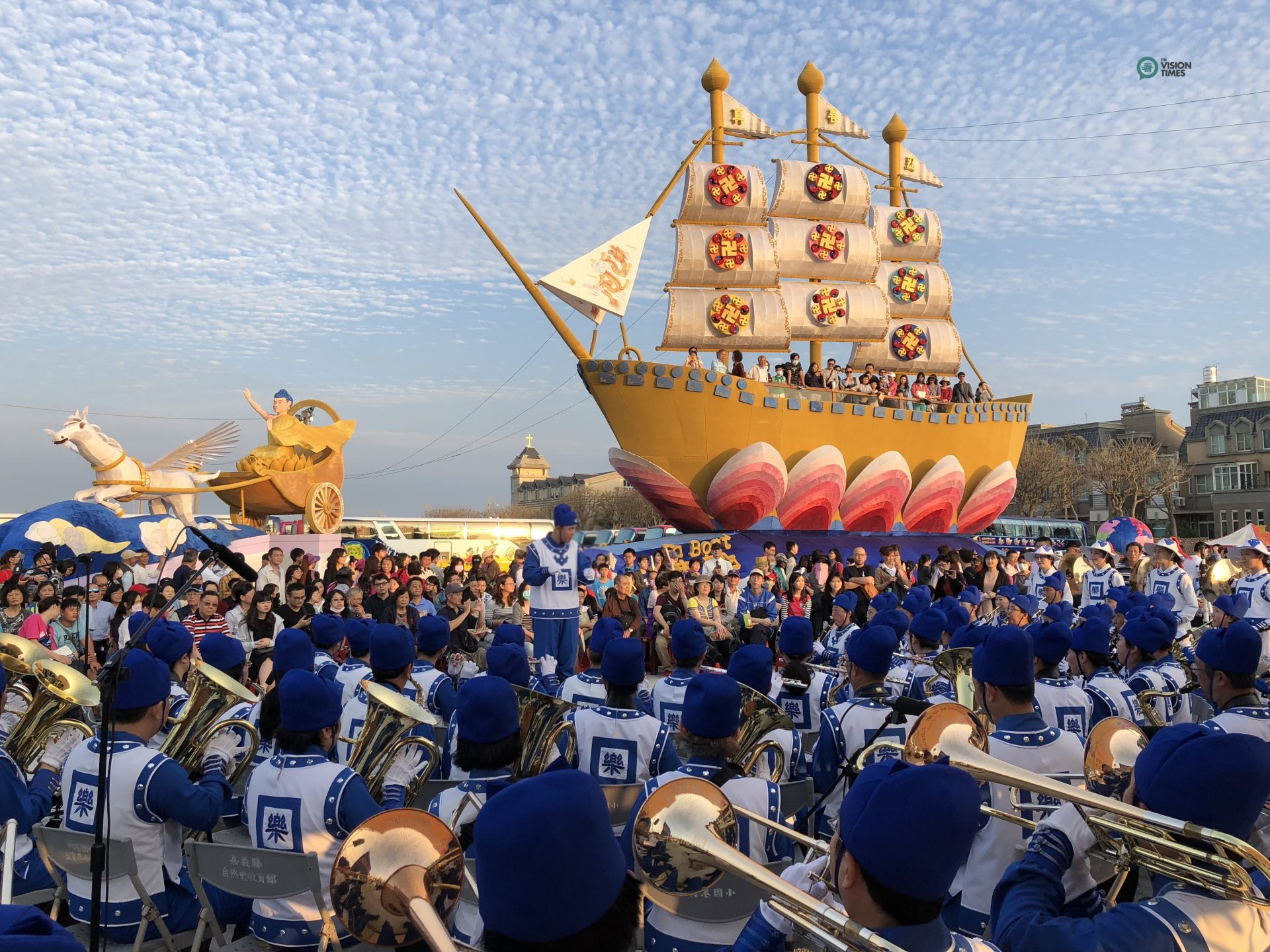 The grand Fa Boat provided by the Taiwan Falun Dafa Association is one of the most popular lanterns at the 2018 Taiwan Lantern Festival. (Image: Billy Shyu / Vision Times)