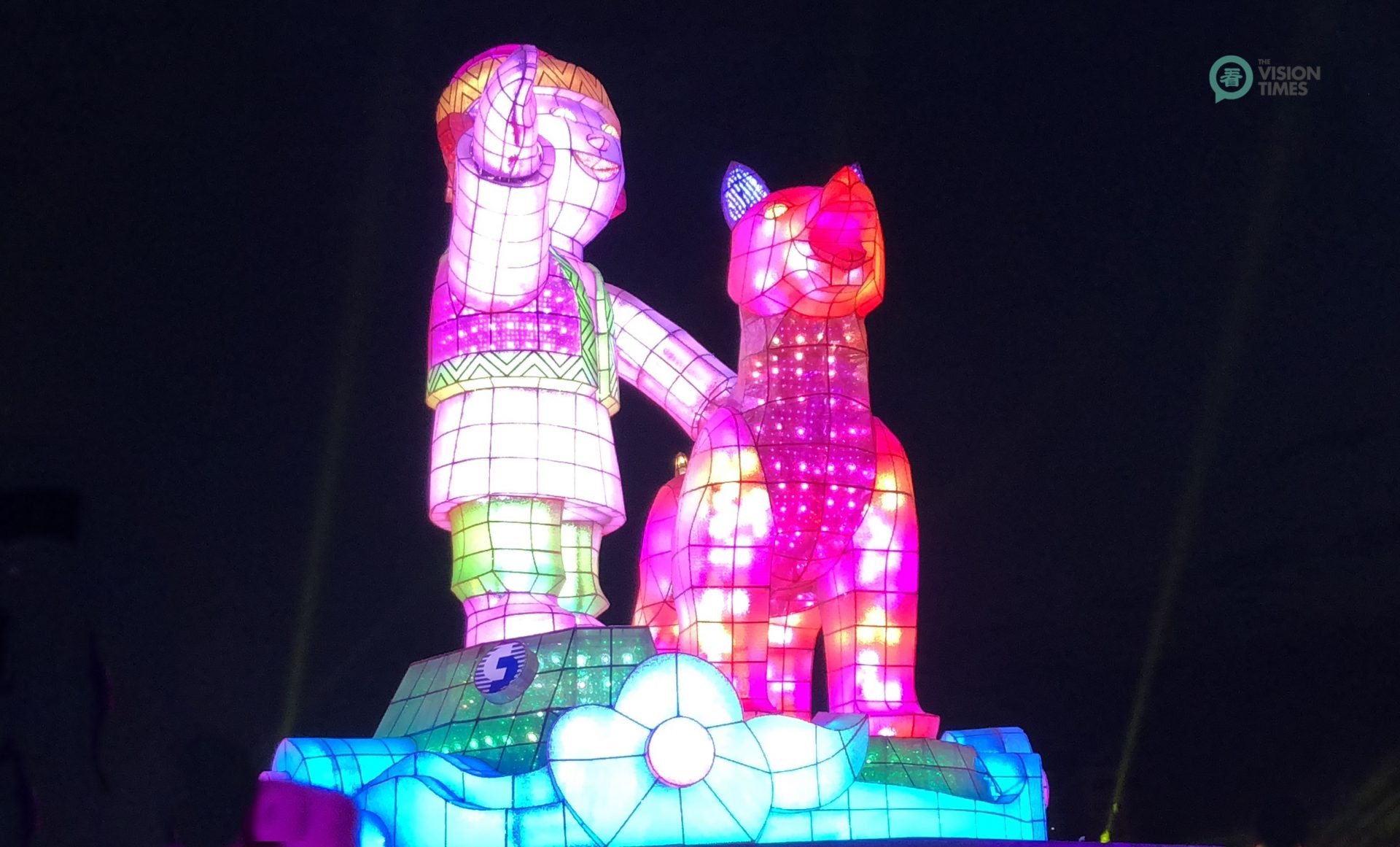 The Main Lantern symbolizes a smiling indigenous child standing on Alishan along with his loyal indigenous Taiwanese dog. (Image: Billy Shyu / Vision Times)