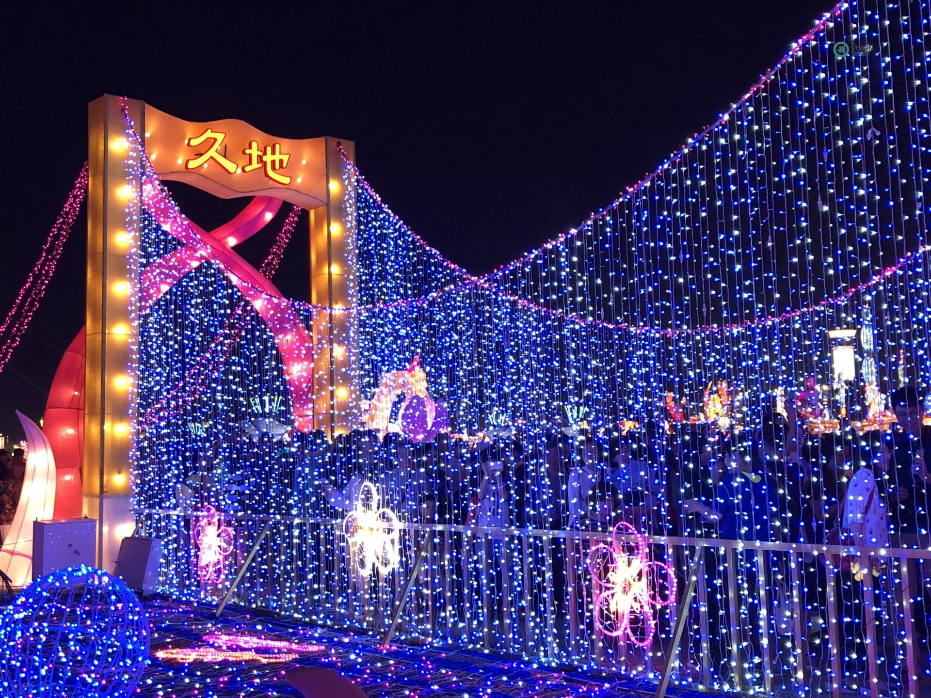 It is said that lovers can stay in love forever, if they cross the Tianchang Bridge (天長橋) and the Dijiou Bridge (地久橋) together, hand in hand. (Image: Billy Shyu / Vision Times)