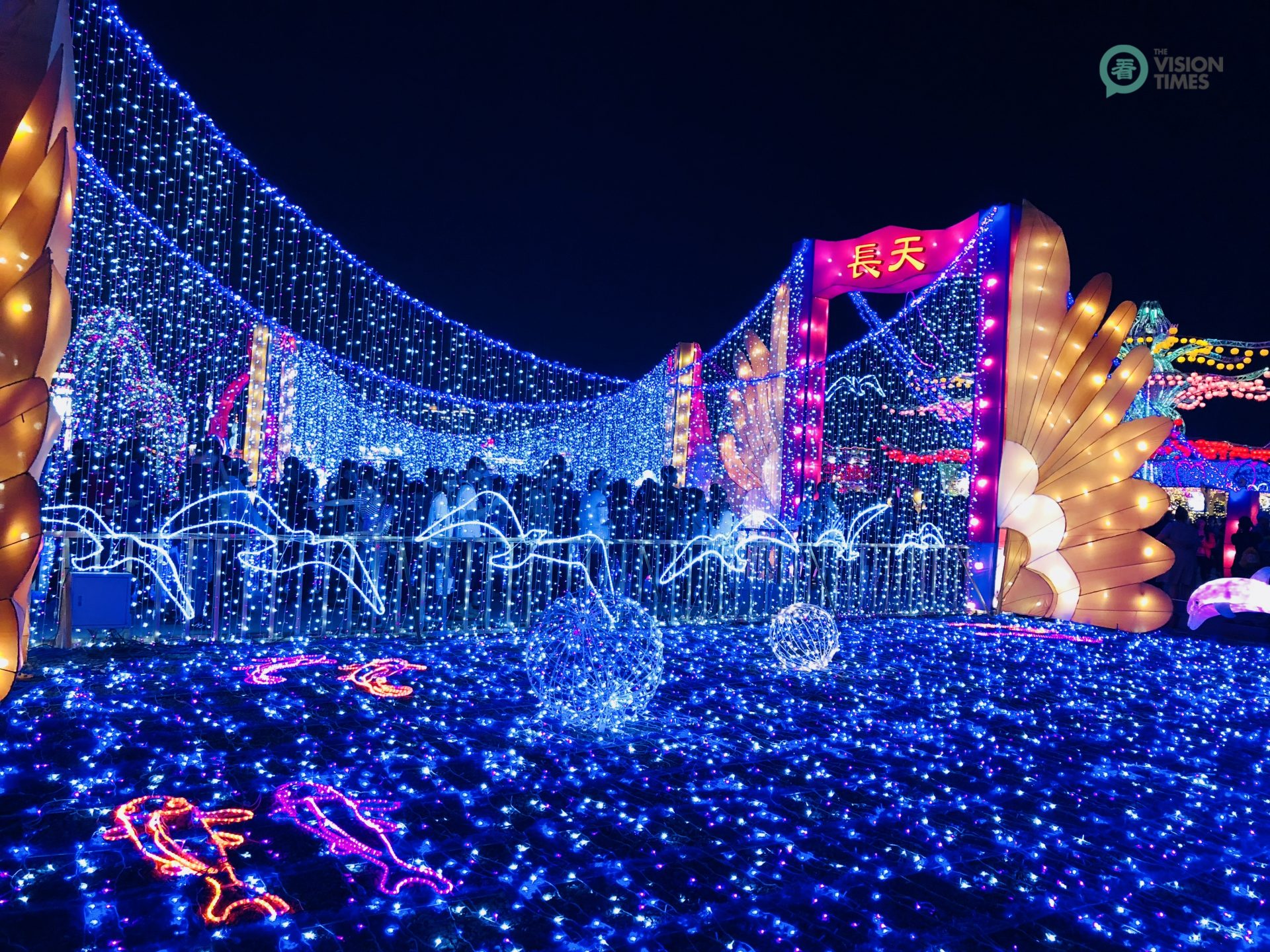 It is said that lovers can stay in love forever, if they cross the Tianchang Bridge (天長橋) and the Dijiou Bridge (地久橋) together, hand in hand. (Image: Billy Shyu / Vision Times)