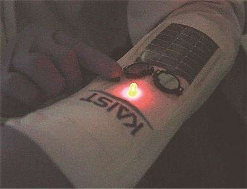 Switching a wearable LED kit with two AHCs in series charged by a flexible photovoltaic cell. (Image: via KAIST)