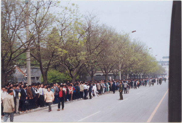 April 25th 1999 Peaceful Appeal in Beijing on Fuyou street. Photo from http://en.minghui.org/html/articles/2001/4/24/6771.html