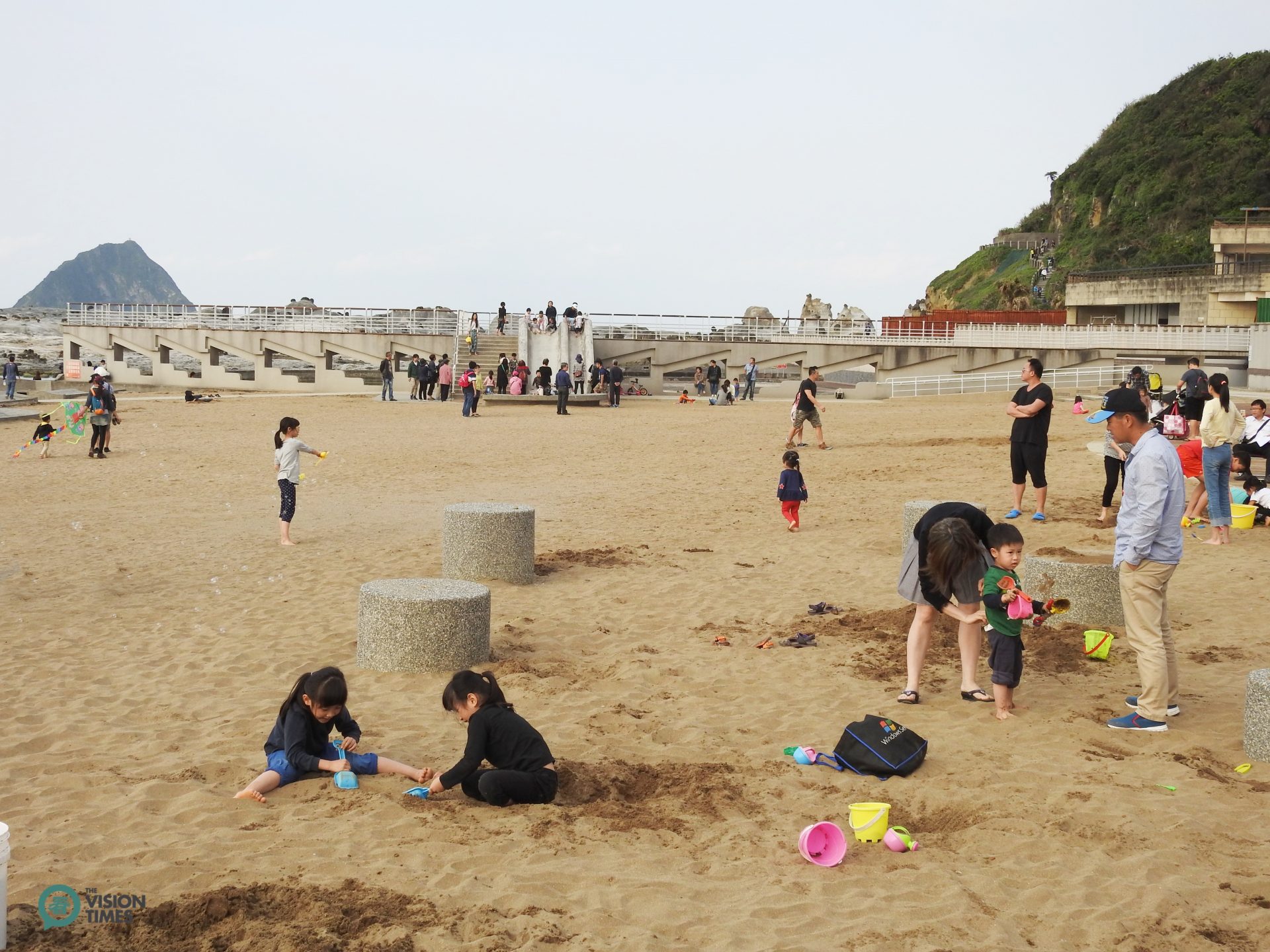 Peace Island Coastal Park has a large sandy playground for kids to play in. (Image: Billy Shyu / Vision Times)
