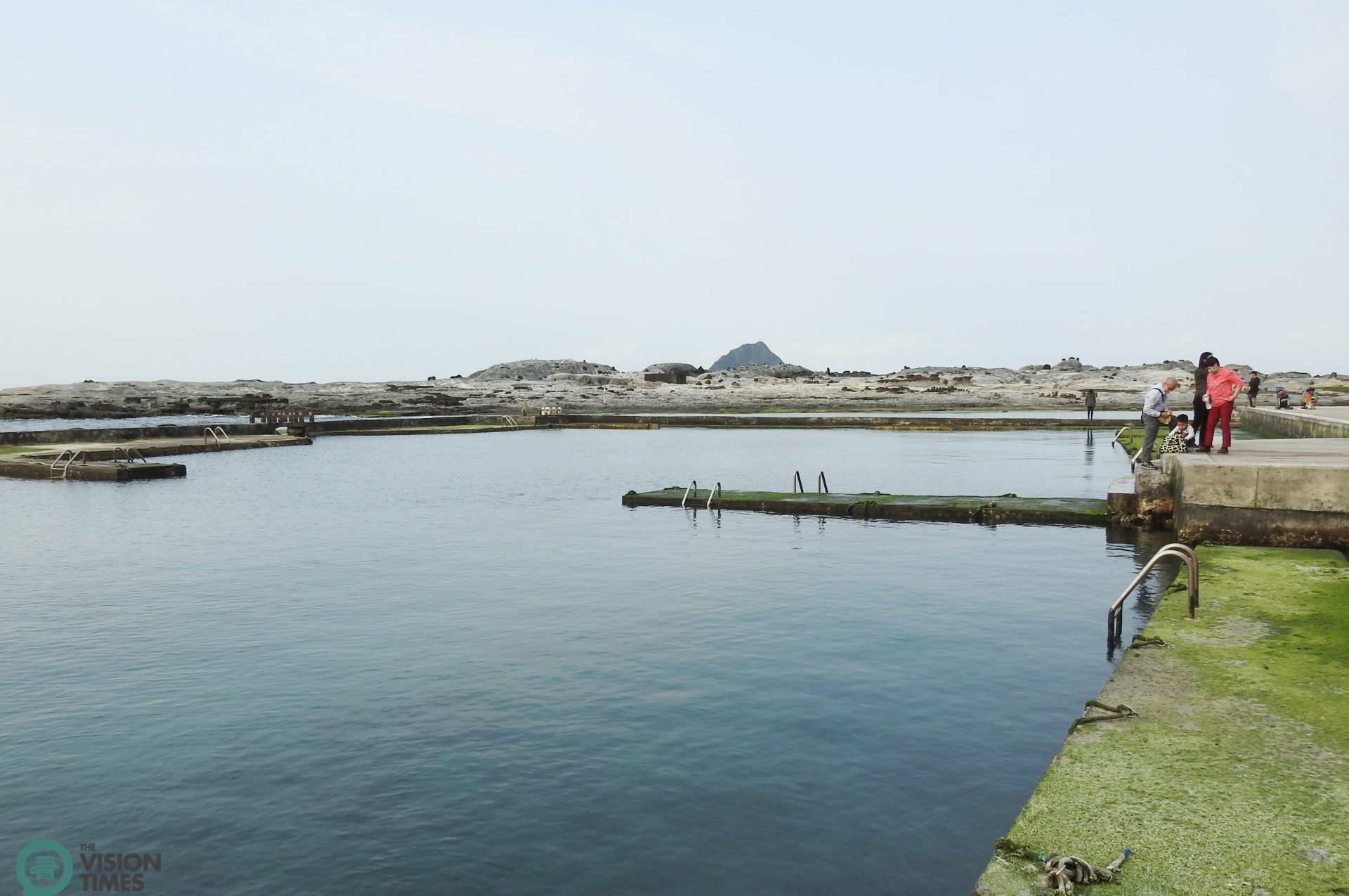 There are two small abalone fields-transformed swimming pools next to the ocean. (Image: Billy Shyu / Vision Times)