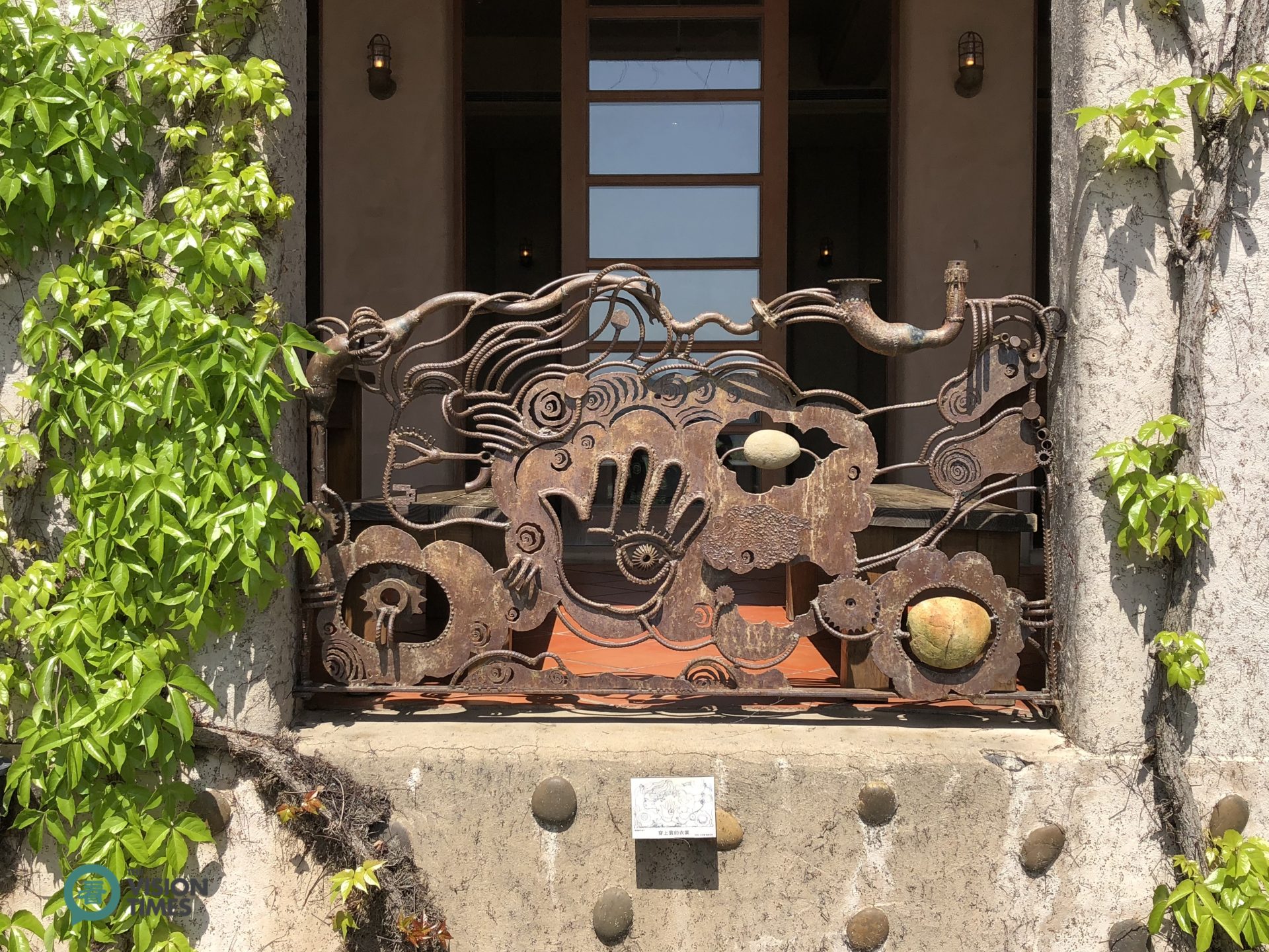 One of the most intriguing features of the restaurant is its amazing decorations. (Image: Julia Fu / Vision Times)