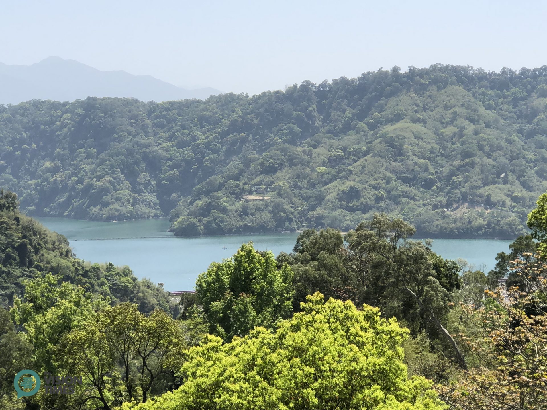 Visitors can enjoy the panoramic view of the Liyutan Reservoir from the restaurant. (Image: Billy Shyu / Vision Times)