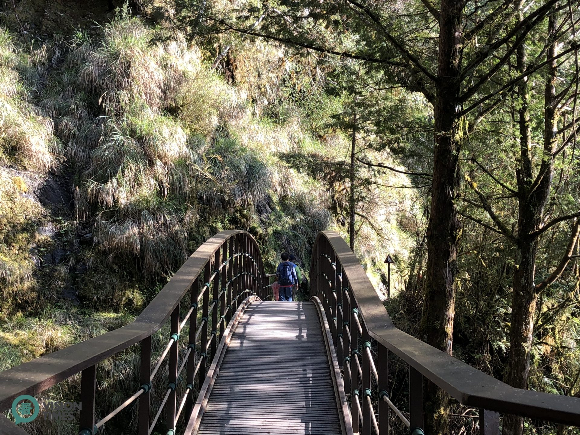A bridge in Jiancing Historic Trail (Image: Julia Fu / Vision Times)