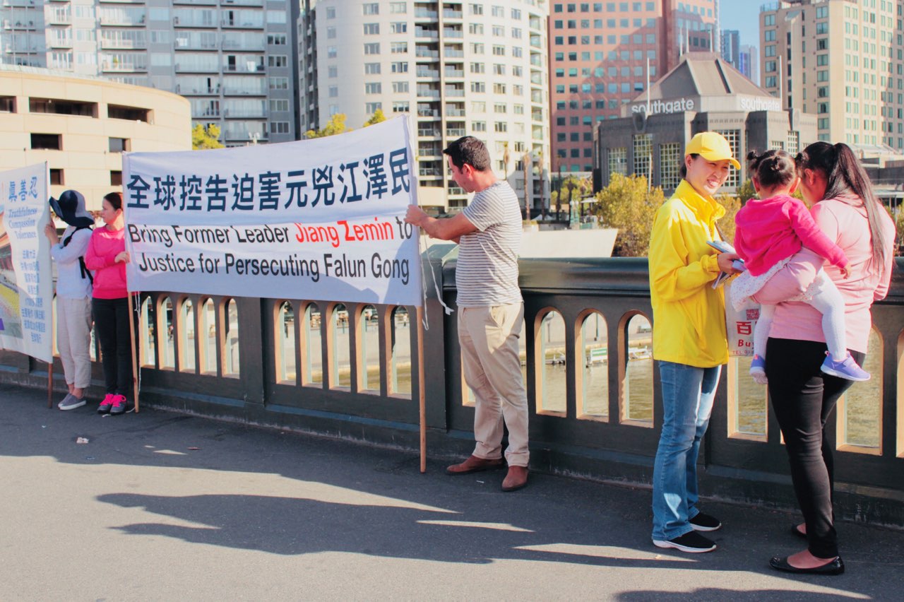 Photo by Tina Wang. On Princes Bridge in Melbourne with the Wall of Courage.