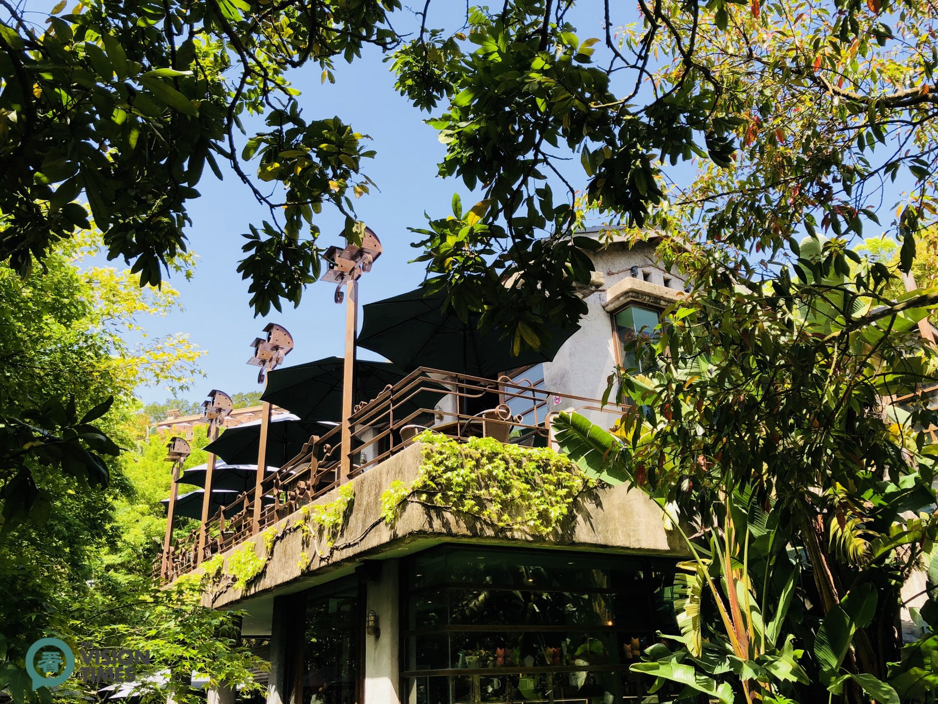 The balcony of the Heavenly Chateau is also a great location to appreciate the tasty meal while enjoying the beautiful scenery. (Image: Julia Fu / Vision Times)