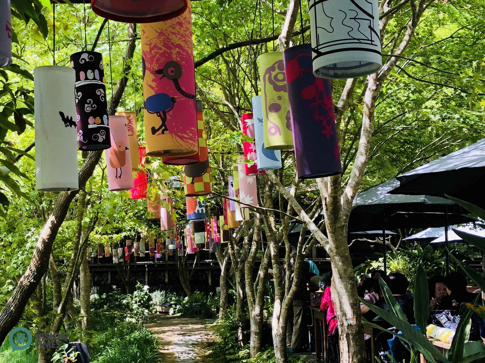 There are more than 300 colorful lanterns in about 100 different designs inside and outside the Chateau. (Image: Billy Shyu / Vision Times)