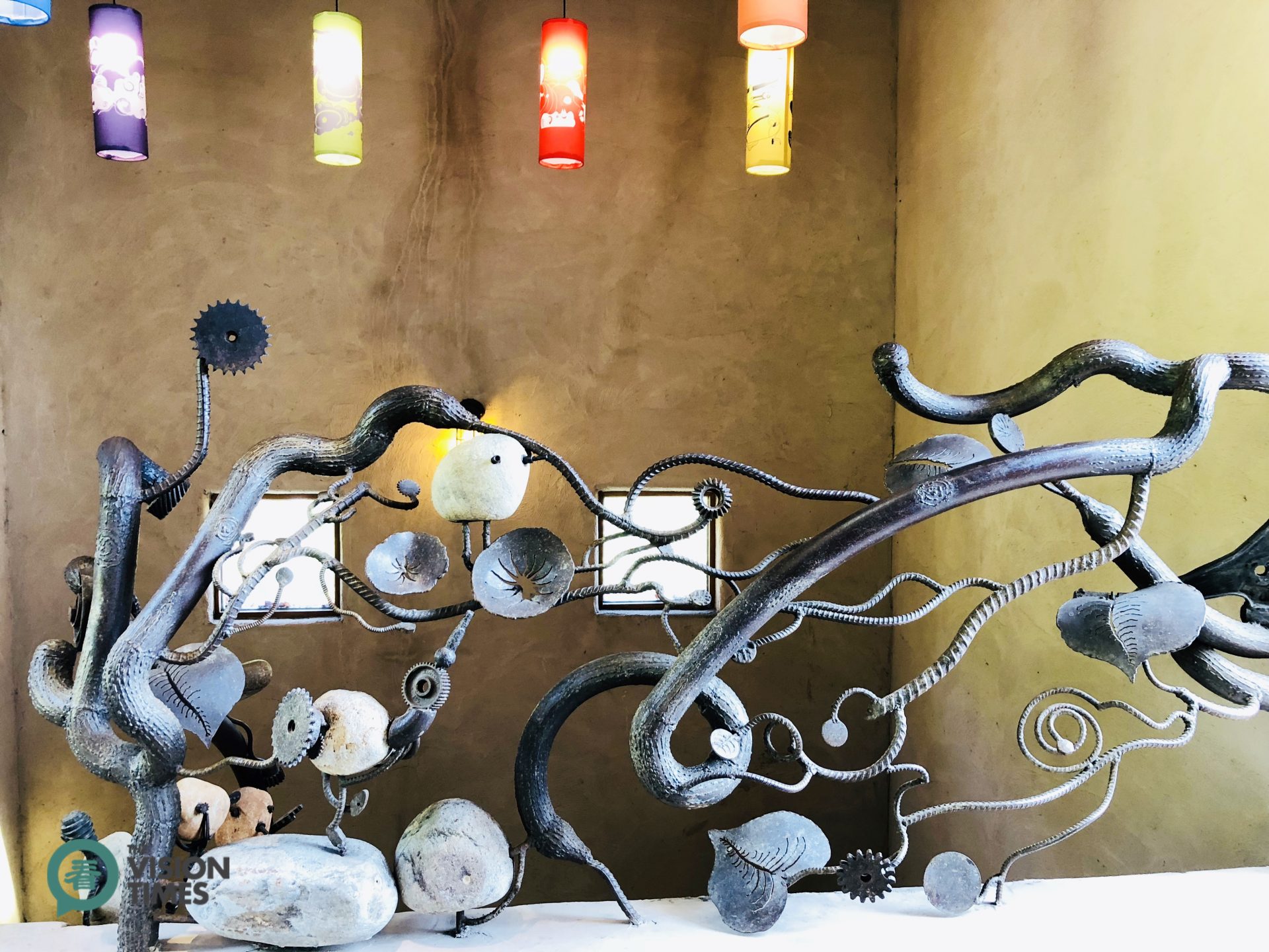 There are over 100 different iron sculptures used to decorate its fencing and railing. (Image: Julia Fu / Vision Times)