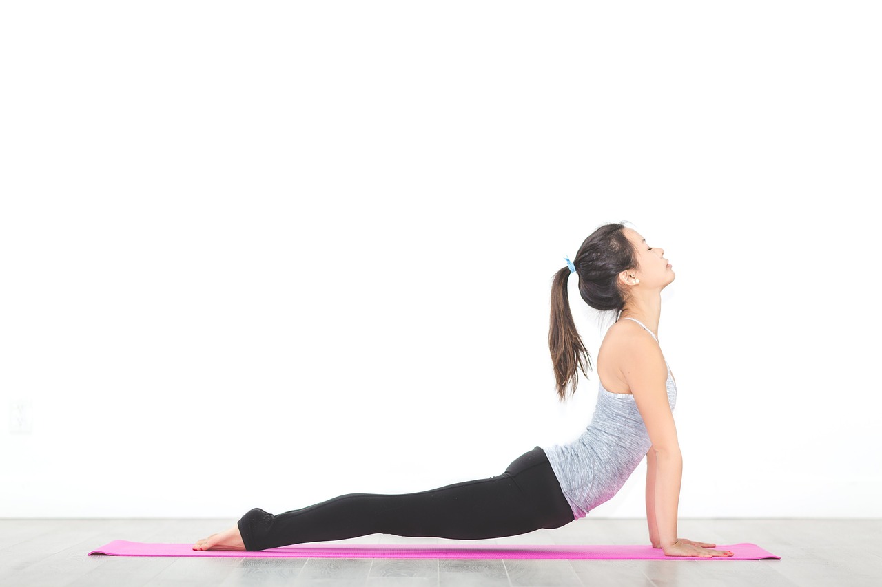 When one stretches, the body will naturally bring the arms and ribs upward and expand the chest, which strengthens the diaphragm and assists with deep breathing. (Image: pixabay / CC0 1.0)