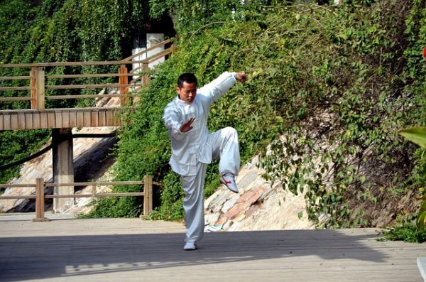 Even though Rengui was a commoner of humble origins, he had superb martial arts skills, a gentlemanly manner and was kind.