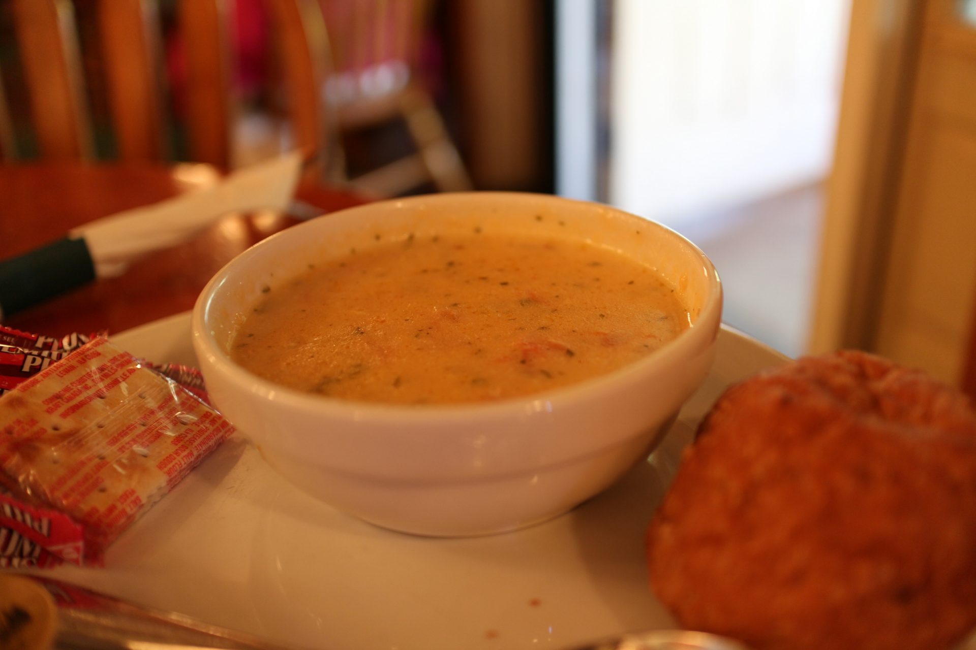 A Maine chowder is a brothy, milky soup full of fish, potato, and onions. (Image: Elsie Hui via flickr CC BY 2.0 )