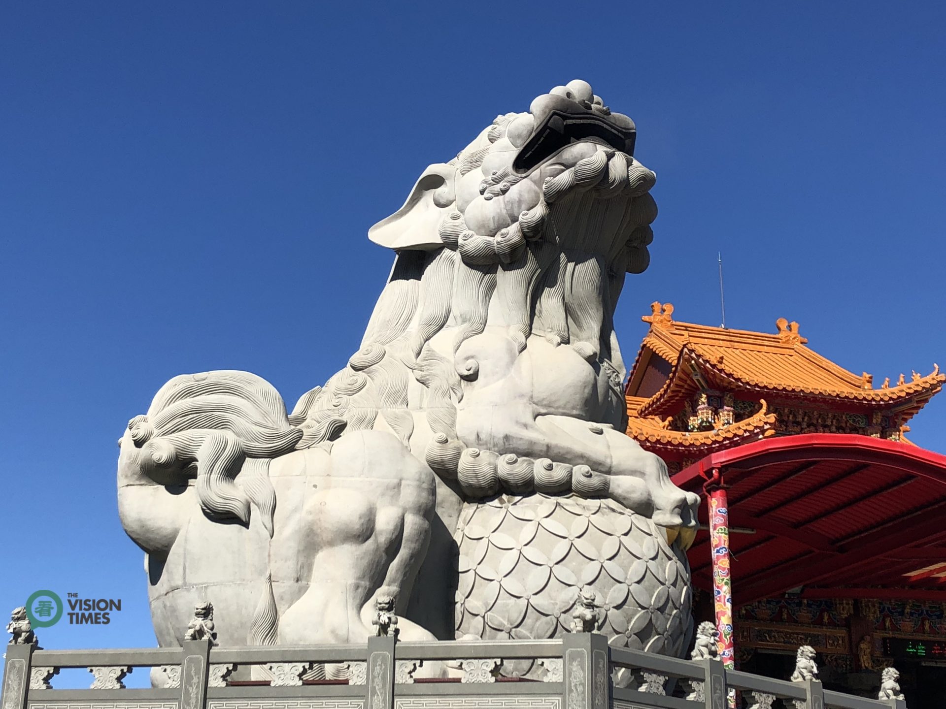 The giant stone lion sculpture at Luqiu's Fuan Temple. (Image: Julia Fu / Vision Times)