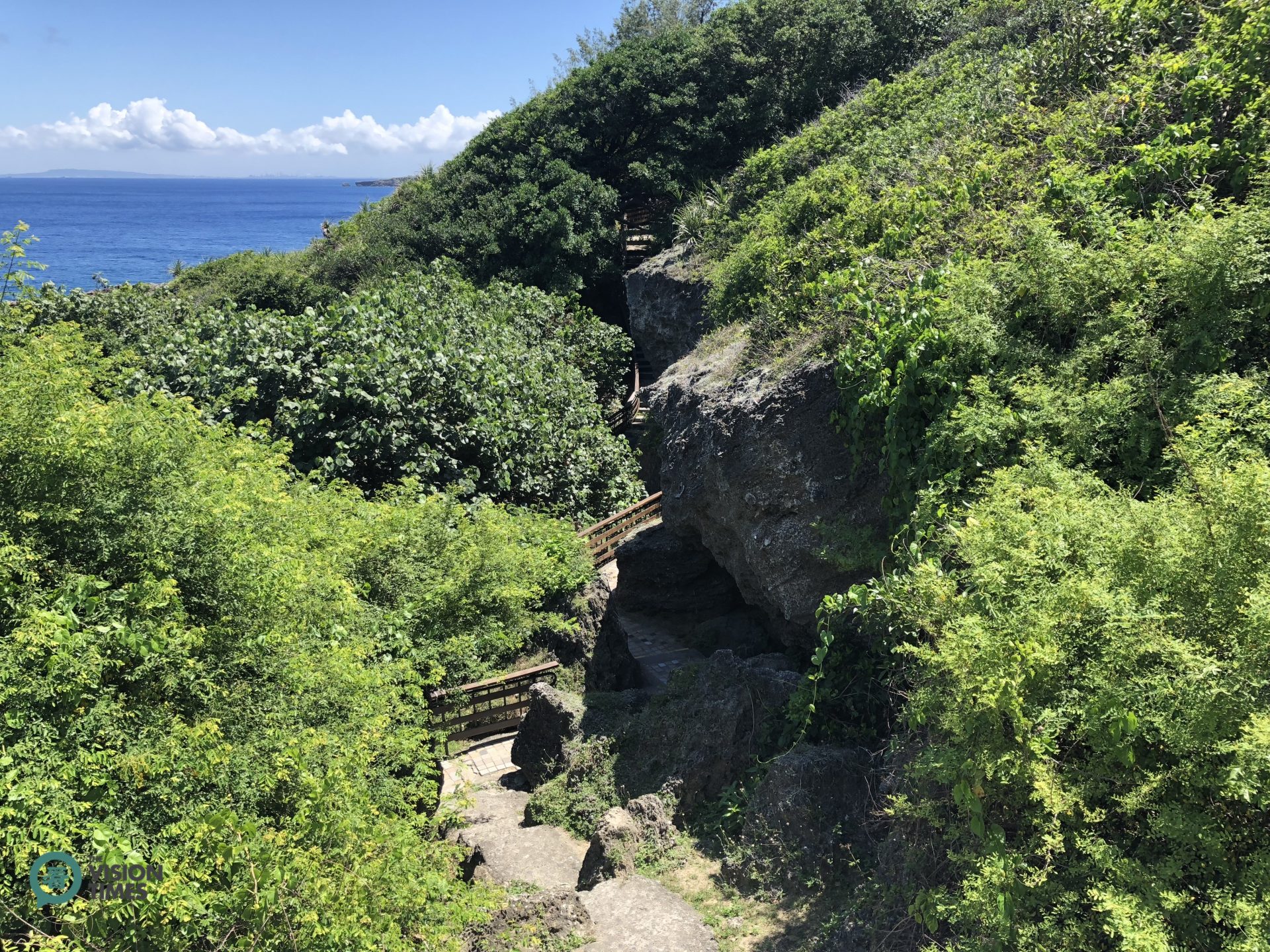 A picturesque hiking trail at the Black Dwarf Cave in Liuqiu. (Image: Billy Shyu / Vision Times)