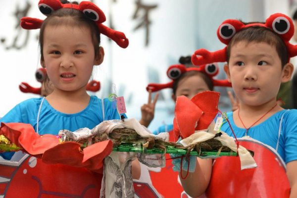 The crabs participating in this show are, perhaps, happy to be a part of it as, in turn, they don’t end up being eaten. (Image: Twitter)